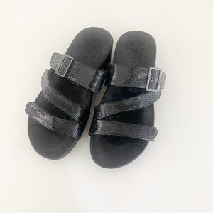 Vionic Rio Lizard black faux leather sandal